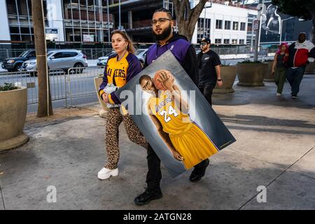 Los Angeles, Vereinigte Staaten. Februar 2020. Ein Fan hält ein Gemälde von Kobe Bryant in der Nähe des Staples Centers in Los Angeles.Kobe und seine Tochter Gianna gehörten zu den neun Menschen, die bei einem Hubschrauberabsturz ums Leben kamen. Credit: Sopa Images Limited/Alamy Live News Stockfoto