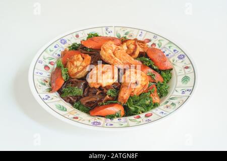 Gebratenes Flat Noodle mit schwarzer Sojasoße, Garnelen, Kale und Würstchen umrühren. Thailändische Küche aus der chinesischen Kultur. Stockfoto