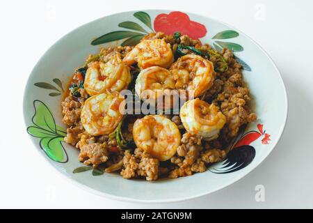 Thailändisches Würziges Essen Rühren gebratenes Hackfleisch und Garnelen mit Basilikum. Stockfoto