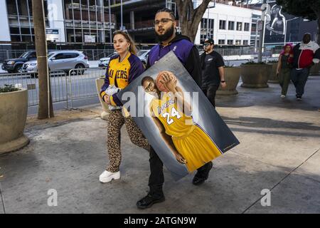 Los Angeles, USA. März 2019. Ein Fan hält ein Gemälde von Kobe Bryant in der Nähe des Staples Centers in Los Angeles.Kobe und seine Tochter Gianna gehörten zu den neun Menschen, die bei einem Hubschrauberabsturz ums Leben kamen. Kredit: Ronen Tivony/SOPA Images/ZUMA Wire/Alamy Live News Stockfoto
