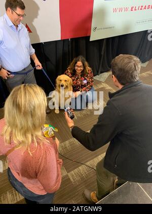 Des Moines, USA. Februar 2020. Warrens Familienhund Bailey wird für Selfies mit Anhängern der demokratischen Präsidentschaftskandidatin Elizabeth Warren bei einer Wahlkampfveranstaltung fotografiert. (Zu dpa-KORR Vorwahlen in Iowa - "Wir werden Donald Trump besiegen!") Credit: CAN Merey / dpa / Alamy Live News Stockfoto