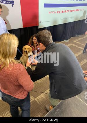 Des Moines, USA. Februar 2020. Warrens Familienhund Bailey wird für Selfies mit Anhängern der demokratischen Präsidentschaftskandidatin Elizabeth Warren bei einer Wahlkampfveranstaltung fotografiert. (Zu dpa-KORR Vorwahlen in Iowa - "Wir werden Donald Trump besiegen!") Credit: CAN Merey / dpa / Alamy Live News Stockfoto