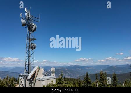 Der Fernmeldeturm befindet sich hoch oben auf der Bergkuppe der Kootenay Valley Mountains in Creston, British Columbia, Kanada Stockfoto