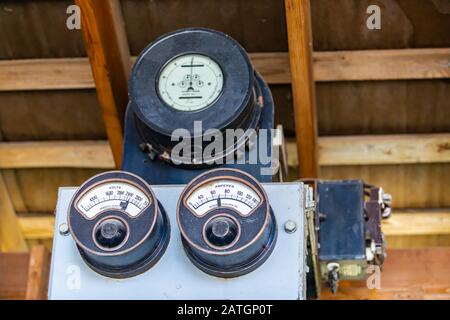 Eines der ersten Strommessgeräte. Ampere und Voltmeter aus dem frühen 20. Jahrhundert im Museum, Kootenays, British Columbia, Kanada Stockfoto