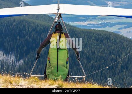 Drachenflieger auf der Spitze des Hügels wird starten. Gleitschirmfliegerpilot, der vom Hügel im Kootenay Valley, Creston, British Columbia, Kanada, abgeht Stockfoto