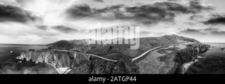 Bixby Bridge und Big Sur Luftpanorama, Kalifornien. Stockfoto