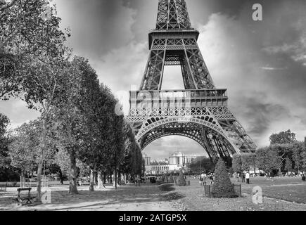 La Tour Eiffel, Paris. Blick auf den Sonnenuntergang mit den Champs de Mars Gärten. Stockfoto