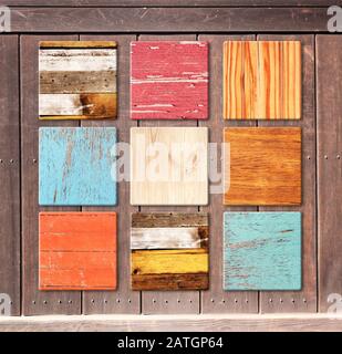 Vintage-Memo-Platte aus Holz mit neun quadratischen Elementen in Rot, Blau, Braun und Gelb, Vorderansicht. Informationen Retro-Holzbrett im eleganten Shabby Styl Stockfoto