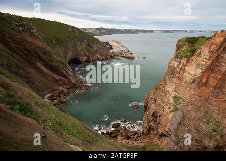 Seascape mit großer Klippe, Kap Torres Stockfoto