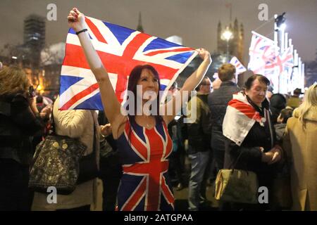 Eine Dame läuft am Tag, an dem Großbritannien heute um 23.00 Uhr endlich die Europäische Union verlässt, zum Parliament Square in Whitehall, nachdem bei einem Referendum 2016 die Mehrheit der Wähler die EU verlassen wollte. Sie wird seitdem als Brexit bezeichnet. Brexit, London, 31. Januar 2020 Stockfoto