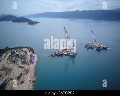 Komarna. Februar 2020. Das Luftbild vom 1. Februar 2020 zeigt die Baustelle der Peljesac-Brücke bei Komarna, Kroatien. Ein chinesisches Konsortium unter Führung der China Road and Bridge Corporation (CRBC) gewann im Januar 2018 das Angebot für die erste Phase der Brücke und ihrer Zufahrtsstraßen. Die 2,4 km lange Brücke mit Kabelaufenthalten wird die Südspitze des kroatischen Festlandes mit der Halbinsel Peljesac verbinden. Der Bau startete 2018 offiziell und kommt seitdem gut voran. Credit: Gao Lei/Xinhua/Alamy Live News Stockfoto