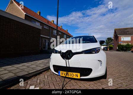 Edam, Niederlande, August 2019. Ein Renault Zoe, der an die elektrische Ladestation angeschlossen ist. Die Ladebuchse befindet sich auf der Vorderseite der Maschine. Auf der TH Stockfoto