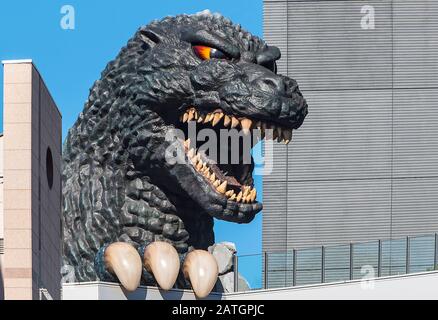 Tokio - DEC 30: Nahbereichsleiter Godzilla Doll im Shinjuku District in Tokio am 30. Dezember. 2016 in Japan Stockfoto