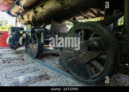 Niedrige Sicht auf alte alte Oldtimer-Laufräder. Ein antiker Zug im Museum von Kootenays, British Columbia, Kanada. Ansicht von unten Stockfoto