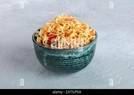 Instantnudeln mit Karotten, Hengsten und einer Soße, einer Gemüsesoba-Schüssel Stockfoto