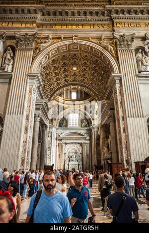 Im Petersdom werden die Sehenswürdigkeiten, Vatikanstadt, Rom und Italien von vielen Touristen besucht. Stockfoto