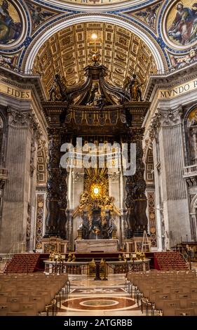 Im Inneren der Petersbasilika mit Blick auf den päpstlichen Altarbereich und Baldacchino, Vatikanstadt, Rom, Italien Stockfoto