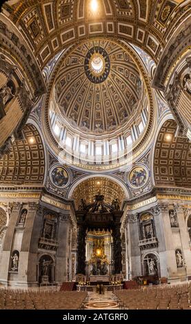 Ein sehr weiter Blick in die Petersbasilika mit Blick auf den Papst-Altarbereich und Baldacchino unter der großen Kuppel, Vatikanstadt, Rom, Italien Stockfoto