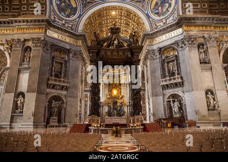 Im Inneren der Petersbasilika mit Blick auf den päpstlichen Altarbereich und Baldacchino, Vatikanstadt, Rom, Italien Stockfoto