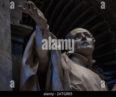 Ein zugeschnittenes Foto einer Statue des Heiligen Ignatious von loyola in der Petersbasilika, Vatikanstadt/Rom, Italien. Stockfoto