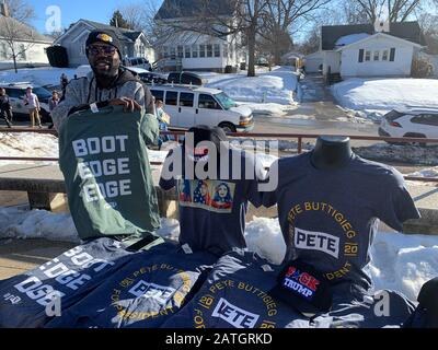 Des Moines, USA. Februar 2020. Ein Händler verkauft Fanartikel: T-Shirts mit dem Aufdruck Boot-Edge-Edge, der der englischen Aussprache des ungewöhnlichen Familiennamens Buttigieg nahesteht, und Knöpfe, die "Ich hasste Trump noch bevor es cool war" vor der Lincoln High School bei der Abschlusskundgebung von Pete Buttigieg, bekannt als Bürgermeister Pete. (Zu dpa-KORR Vorwahlen in Iowa - "Wir werden Donald Trump besiegen!") Credit: CAN Merey / dpa / Alamy Live News Stockfoto