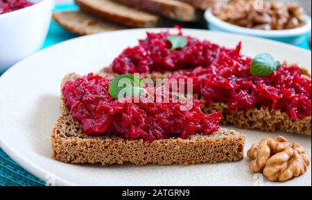 Kaviar mit roter Bete. Einfacher, schmackhafter und gesunder Gemüsesnack. Roggenbrot in Scheiben mit Kaviar aus Rote-Bete. Menü "Lenten" Stockfoto