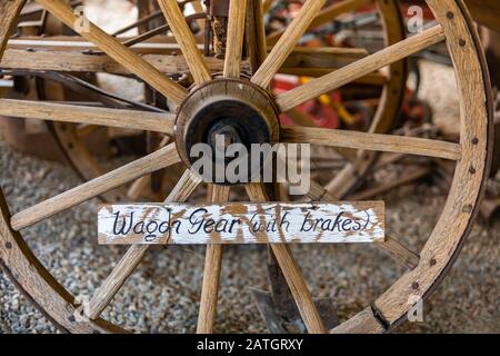 Nahansicht von Oldtimer-Zahnrädern. Ein alter Wagen aus Holzwagen mit Bremsen im Museum, Kootenays, British Columbia, Kanada Stockfoto