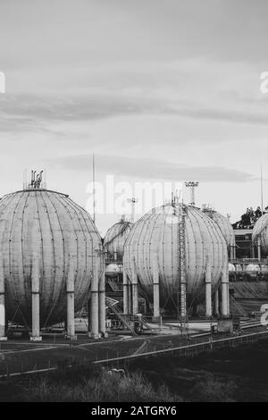 Altgastanks in Kugelform, schwarz-weiß. Stockfoto