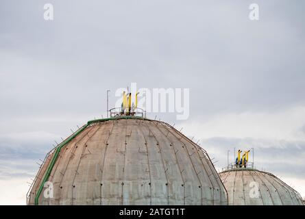 Alte Gasbehälter in Kugelform Stockfoto