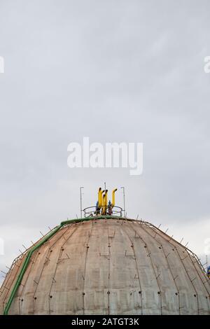 Details des alten Gasbehälters in Kugelform Stockfoto