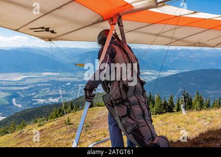 Drachenfliegen Parasegler, die sich auf den Hügeln der Kootenay Valley Mountains, Creston, British Columbia, Kanada, vorbereiten Stockfoto