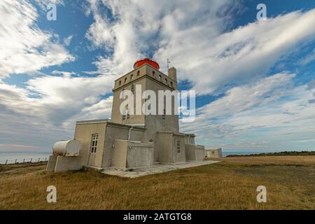 Das Schloss Dyrh√≥laey hat einen Leuchtturm, der an der zentralen Südküste Islands, Island, liegt Stockfoto