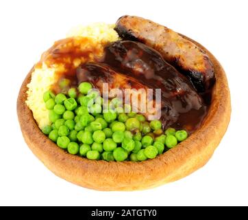 Wurst- und Kartoffelmehl in einem Yorkshire Pudding isoliert auf weißem Hintergrund Stockfoto