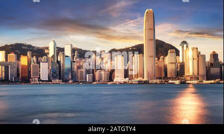 Skyline von Hongkong aus kowloon, Panorama bei Sonnenaufgang, China - Asien Stockfoto