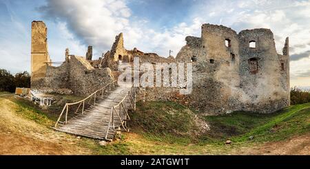 Burgruine Oponice - Slowakei, Oponicky Stockfoto