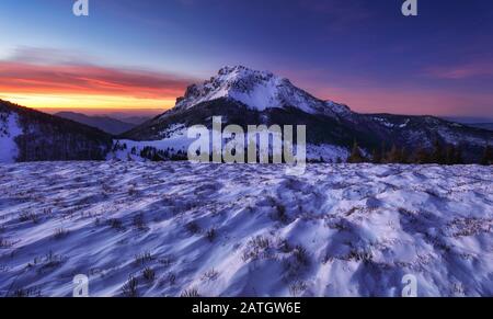 Winterlandschaft in Mala Fatra auf dem Hügel Velky Rozsutec in der Slowakei Stockfoto