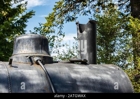 Altmodischer Dampfschlepper im Landwirtschaftsmuseum, Kootenays, British Columbia, Kanada. Alter alter Traktor aus Stahlrad Stockfoto