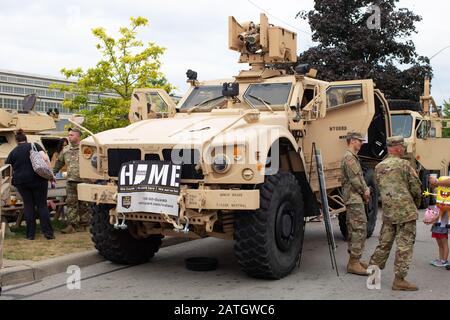 Indianapolis, Indiana, USA - 16. August 2019: National Guard Expo, Mitglieder der Nationalgarde, die ein Militärfahrzeug vom Typ Oshkosh M-ATV für zivile Zwecke ausstellen Stockfoto