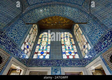 Istanbul - 01. JANUAR: Innenräume des Topkapi-Palastes und Glasfenster in Istanbul am 01. Januar. 2020 in der Türkei Stockfoto