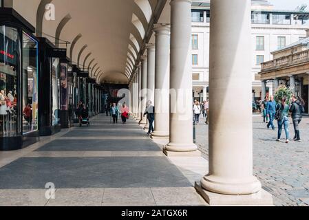 London, Großbritannien - 15. Mai 2019: Blick auf die Kolonnade des Royal Opera House im Covent Garden Bereich. Covent Garden ist bekannt für seine luxuriöse Mode und sein Beau Stockfoto