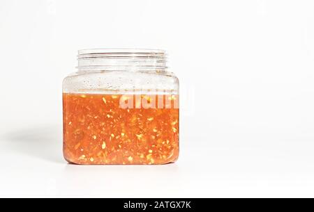 Hausgemachte Knoblauch- und Chilisauce im Plastikbecher, asiatische Küche Stockfoto
