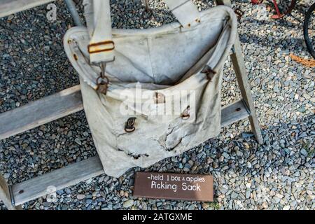 Antique Picking Sack im Museum, Kootenays, British Columbia, Kanada. Ein alter Sack, der von Gärtnern und Bauern zum pflücken von Obst und Gemüse verwendet wird Stockfoto