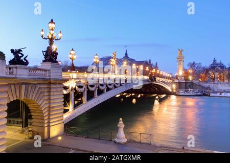 Pont Alexandre III und Grand Palais in der Abenddämmerung, Paris. Stockfoto