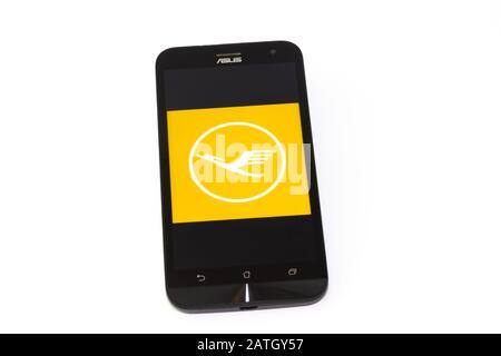 Kouvola, Finnland - 23. Januar 2020: Lufthansa App-Logo auf dem Bildschirm des Smartphones Asus Stockfoto