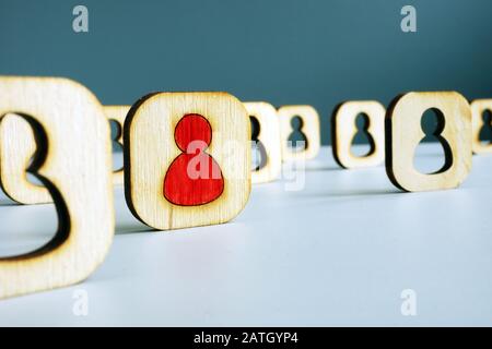 Human Resource und Talentjagd. Einzigartige Figur in der Menge. Stockfoto