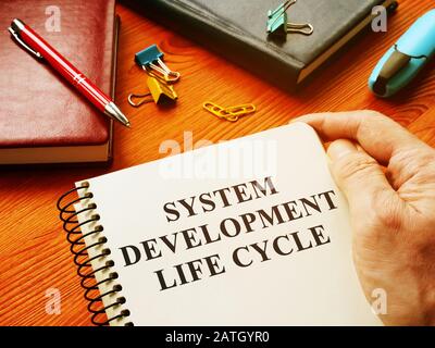 SDLC - Bericht Über den Lebenszyklus der Systementwicklung auf dem Schreibtisch. Stockfoto
