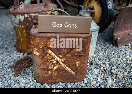 Alte gebrauchte Gasdosen. Eine Vintage-Szene. Ein rustikaler Jerry Dose im Museum, Kootenays, British Columbia, Kanada. Nahansicht Stockfoto