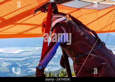 Nahaufnahme des Drachengleiters, der sich auf den Start in den Kootenay Valley Mountains, Creston, British Columbia, Kanada vorbereitet. Blick von hinten Stockfoto