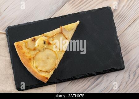 Pizza mit Birne, Gorgonzoll-Käse, Mozzarella und Honig auf schwarzem Hintergrund, Kopierraum, Draufsicht. Stockfoto