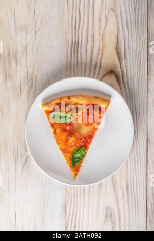 Pizza. Frische italienische margherita mit Mozzarella, Basilikum und Tomate auf Holzschreibtisch. Draufsicht. Stockfoto